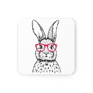 Geniet van je koffie of thee met deze schattige konijnenmok met bril! 🐰☕ Perfect voor dierenliefhebbers, kinderen en als leuk cadeau. De mok is met de hand bedrukt in mijn studio, waardoor elk exemplaar uniek is. Vaatwasser- en magnetronbestendig. Verkrijgbaar als mok alleen, mok + onderzetter of alleen de onderzetter. Ideaal voor Pasen, verjaardagen of gewoon als schattige toevoeging aan je servies!