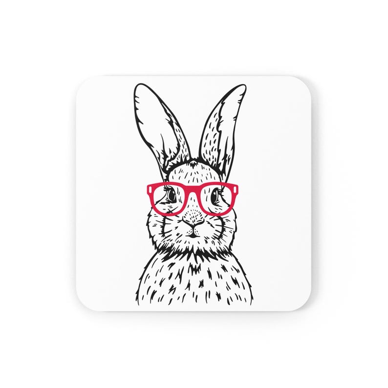 Geniet van je koffie of thee met deze schattige konijnenmok met bril! 🐰☕ Perfect voor dierenliefhebbers, kinderen en als leuk cadeau. De mok is met de hand bedrukt in mijn studio, waardoor elk exemplaar uniek is. Vaatwasser- en magnetronbestendig. Verkrijgbaar als mok alleen, mok + onderzetter of alleen de onderzetter. Ideaal voor Pasen, verjaardagen of gewoon als schattige toevoeging aan je servies!