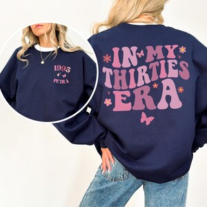 Retro ‘In My Thirties Era’ mok – perfect 30e verjaardagscadeau voor haar. Unieke keramische vintage mok uit 1995, grappig en stijlvol. Ideaal als verjaardagscadeau, milestone gift, voor vriendin, zus of collega. Geschikt voor koffie, thee of warme chocolademelk.