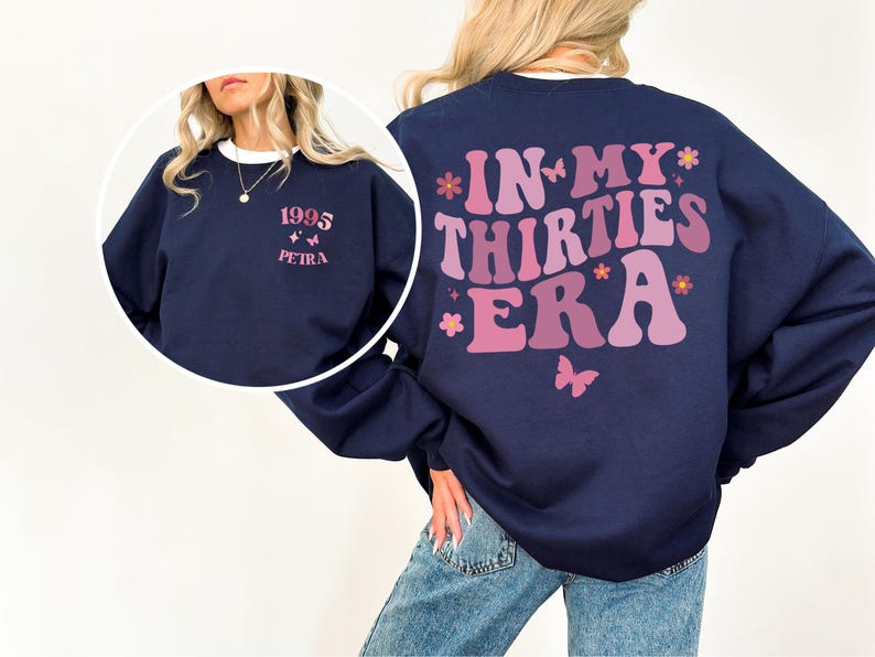 Retro ‘In My Thirties Era’ mok – perfect 30e verjaardagscadeau voor haar. Unieke keramische vintage mok uit 1995, grappig en stijlvol. Ideaal als verjaardagscadeau, milestone gift, voor vriendin, zus of collega. Geschikt voor koffie, thee of warme chocolademelk.