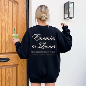 Minimalistisch “Enemies to Lovers” tekstdesign op hoodie, sweatshirt of T-shirt voor romance readers. Perfect voor fans van de enemies-to-lovers trope en bookish fashion. Zacht, comfortabel en ideaal om te dragen tijdens het lezen. Stijlvol cadeau voor boekenliefhebbers.