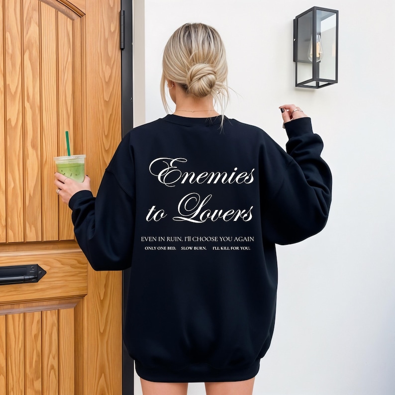 Minimalistisch “Enemies to Lovers” tekstdesign op hoodie, sweatshirt of T-shirt voor romance readers. Perfect voor fans van de enemies-to-lovers trope en bookish fashion. Zacht, comfortabel en ideaal om te dragen tijdens het lezen. Stijlvol cadeau voor boekenliefhebbers.