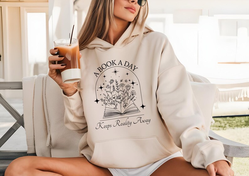 A Book A Day Keeps Reality Away Hoodie, Sweatshirt en Trui – perfect voor boekenliefhebbers! Comfortabel, stijlvol en ideaal als cadeau voor lezers. Beschikbaar in diverse kleuren en maten. Een must-have voor elke boekliefhebber!