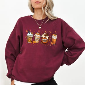 Zacht en comfortabel herfst sweatshirt met cozy design van koffie en pompoen. Perfect voor herfstliefhebbers, pumpkin spice fans en iedereen die houdt van knusse herfstoutfits. Ideaal als Halloween trui, casual herfstkleding of cadeau voor boekenliefhebbers en koffie drinkers tijdens het spooky season.
