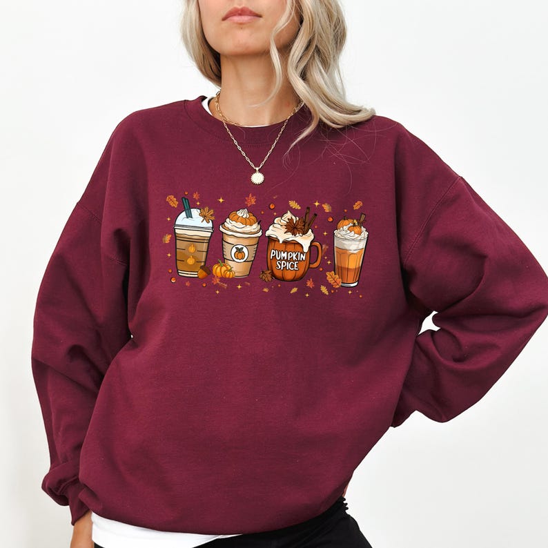 Zacht en comfortabel herfst sweatshirt met cozy design van koffie en pompoen. Perfect voor herfstliefhebbers, pumpkin spice fans en iedereen die houdt van knusse herfstoutfits. Ideaal als Halloween trui, casual herfstkleding of cadeau voor boekenliefhebbers en koffie drinkers tijdens het spooky season.