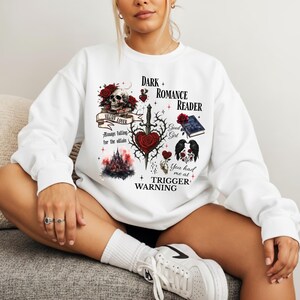 Minimalistisch “Dark Romance Reader” tekstdesign op hoodie, sweatshirt of T-shirt voor romance readers. Perfect voor fans van de enemies-to-lovers trope en bookish fashion. Zacht, comfortabel en ideaal om te dragen tijdens het lezen. Stijlvol cadeau voor boekenliefhebbers.
