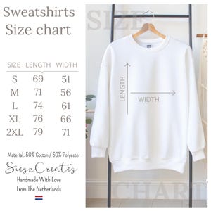 Zacht en comfortabel geborduurd ‘booklover’ sweatshirt, perfect voor iedereen die trots is op zijn of haar liefde voor boeken. Verkrijgbaar in meerdere maten en kleuren, met de optie om zelf de kleur van de borduurdraad te kiezen. Een tijdloos en stijlvol kledingstuk voor dagelijks gebruik en een ideaal cadeau voor echte boekenliefhebbers. 📚✨