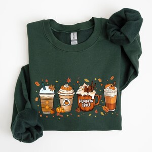 Zacht en comfortabel herfst sweatshirt met cozy design van koffie en pompoen. Perfect voor herfstliefhebbers, pumpkin spice fans en iedereen die houdt van knusse herfstoutfits. Ideaal als Halloween trui, casual herfstkleding of cadeau voor boekenliefhebbers en koffie drinkers tijdens het spooky season.