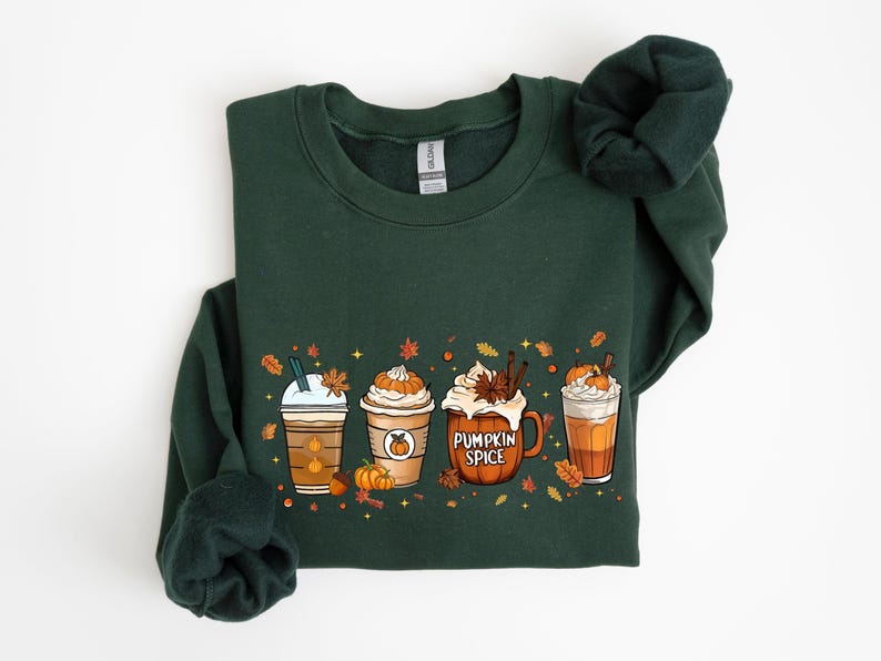 Zacht en comfortabel herfst sweatshirt met cozy design van koffie en pompoen. Perfect voor herfstliefhebbers, pumpkin spice fans en iedereen die houdt van knusse herfstoutfits. Ideaal als Halloween trui, casual herfstkleding of cadeau voor boekenliefhebbers en koffie drinkers tijdens het spooky season.