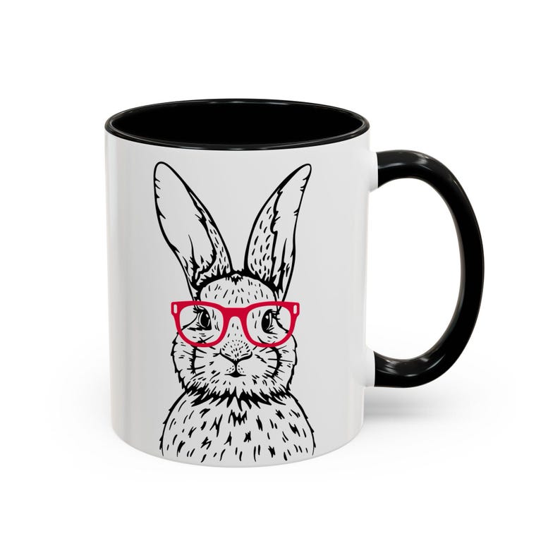 Geniet van je koffie of thee met deze schattige konijnenmok met bril! 🐰☕ Perfect voor dierenliefhebbers, kinderen en als leuk cadeau. De mok is met de hand bedrukt in mijn studio, waardoor elk exemplaar uniek is. Vaatwasser- en magnetronbestendig. Verkrijgbaar als mok alleen, mok + onderzetter of alleen de onderzetter. Ideaal voor Pasen, verjaardagen of gewoon als schattige toevoeging aan je servies!