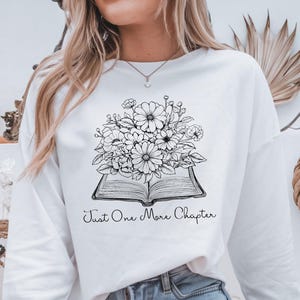 Boekenliefhebber sweatshirt met de tekst Just One More Chapter | Zacht en comfortabel | Perfect cadeau voor lezers | Beschikbaar in verschillende kleuren en maten
