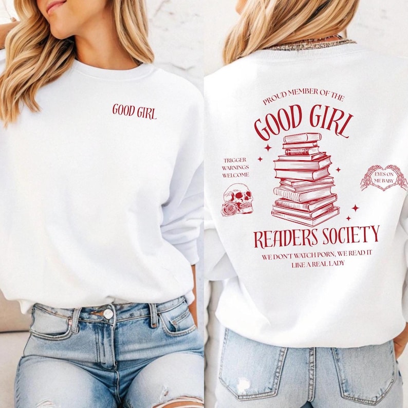 Peut inclure: Sweat-shirt blanc avec l'inscription "GOOD GIRL" en rouge sur le devant. Le dos pr&eacute;sente un motif avec une pile de livres, une t&ecirc;te de mort et les mots "PROUD MEMBER OF THE GOOD GIRL READERS SOCIETY".