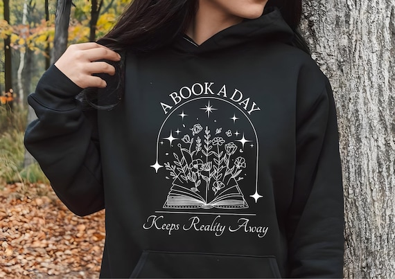 A Book A Day Keeps Reality Away Hoodie Boekenliefhebber Cadeau Voor Lezers Sweatshirt Voor Haar Boeken Cadeau Trui Voor Vrouwen