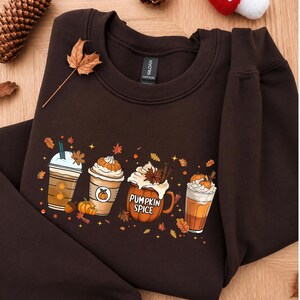 Zacht en comfortabel herfst sweatshirt met cozy design van koffie en pompoen. Perfect voor herfstliefhebbers, pumpkin spice fans en iedereen die houdt van knusse herfstoutfits. Ideaal als Halloween trui, casual herfstkleding of cadeau voor boekenliefhebbers en koffie drinkers tijdens het spooky season.