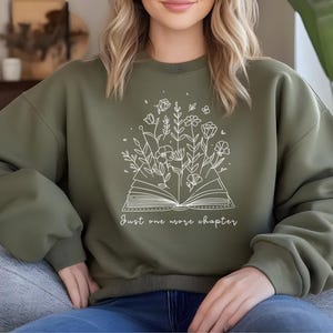 Boekenliefhebber sweatshirt met de tekst Just One More Chapter | Zacht en comfortabel | Perfect cadeau voor lezers | Beschikbaar in verschillende kleuren en maten