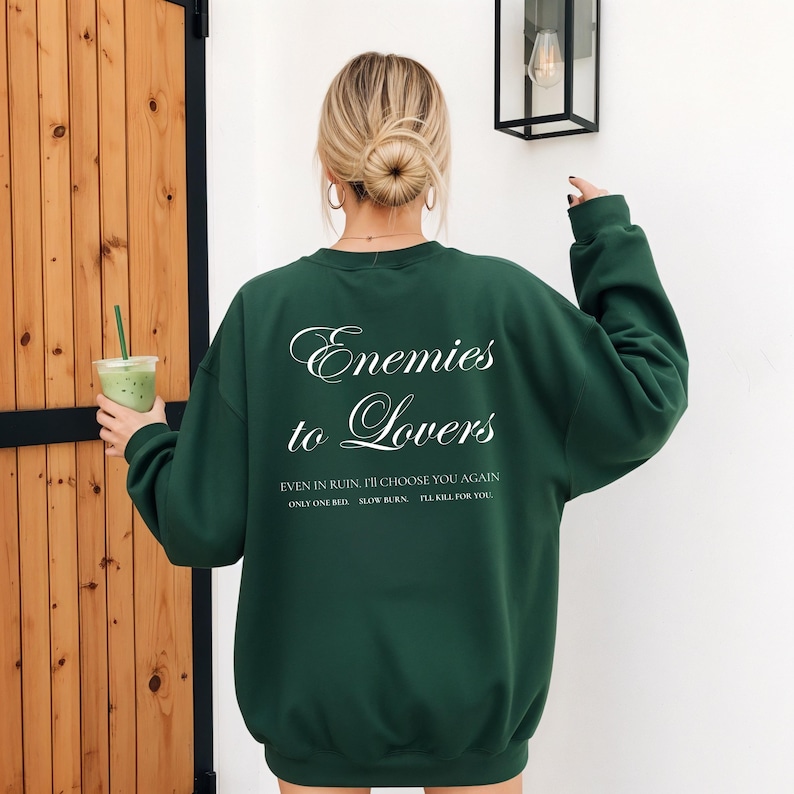 Minimalistisch “Enemies to Lovers” tekstdesign op hoodie, sweatshirt of T-shirt voor romance readers. Perfect voor fans van de enemies-to-lovers trope en bookish fashion. Zacht, comfortabel en ideaal om te dragen tijdens het lezen. Stijlvol cadeau voor boekenliefhebbers.