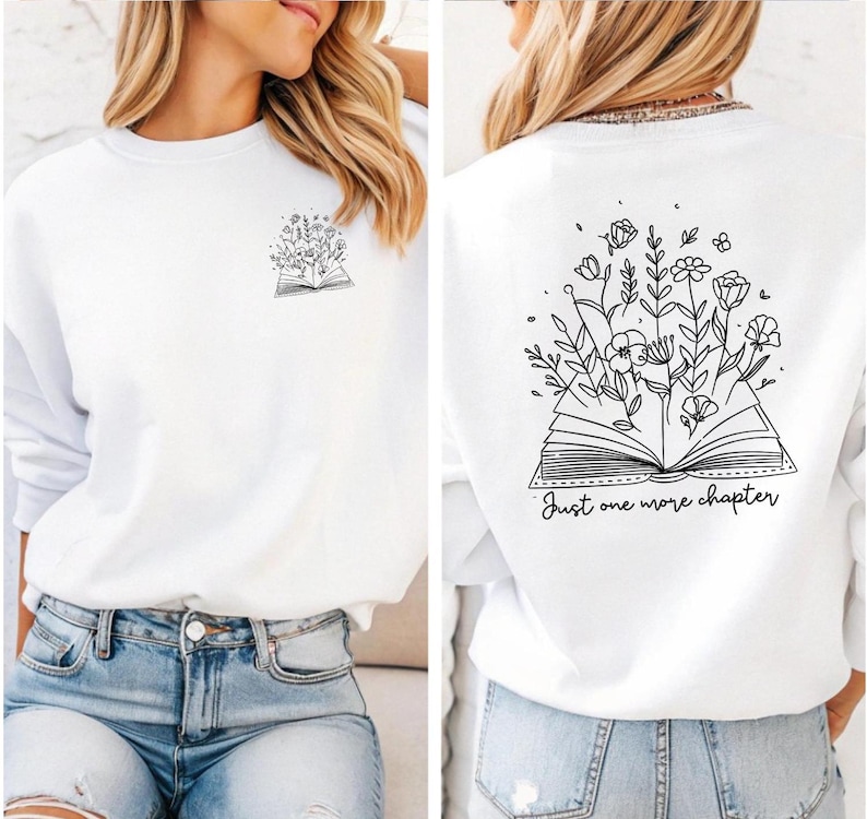 Een must-have voor elke boekenliefhebber! Deze comfy sweatshirt heeft een opvallend design met de tekst Just One More Chapter, een open boek en sierlijke bloemen. Dubbelzijdig bedrukt en verkrijgbaar in verschillende kleuren, maten én als T-shirt of hoodie. Perfect om in weg te kruipen met je favoriete verhaal – of dat ene hoofdstuk dat je móet uitlezen. Ideaal als cadeau of om je eigen leesverslaving te vieren! 📚✨