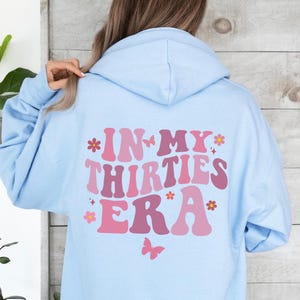 Retro ‘In My Thirties Era’ mok – perfect 30e verjaardagscadeau voor haar. Unieke keramische vintage mok uit 1995, grappig en stijlvol. Ideaal als verjaardagscadeau, milestone gift, voor vriendin, zus of collega. Geschikt voor koffie, thee of warme chocolademelk.