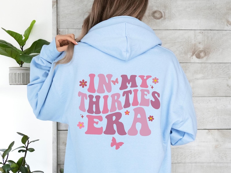 Retro ‘In My Thirties Era’ mok – perfect 30e verjaardagscadeau voor haar. Unieke keramische vintage mok uit 1995, grappig en stijlvol. Ideaal als verjaardagscadeau, milestone gift, voor vriendin, zus of collega. Geschikt voor koffie, thee of warme chocolademelk.