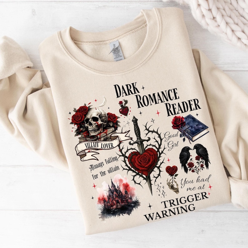 Minimalistisch “Dark Romance Reader” tekstdesign op hoodie, sweatshirt of T-shirt voor romance readers. Perfect voor fans van de enemies-to-lovers trope en bookish fashion. Zacht, comfortabel en ideaal om te dragen tijdens het lezen. Stijlvol cadeau voor boekenliefhebbers.