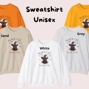 Schattige zwarte kat met een heksenhoed, perfect in Halloween-stijl, gedrukt op een comfortabel sweatshirt en t-shirt.