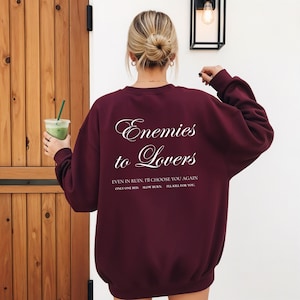 Minimalistisch “Enemies to Lovers” tekstdesign op hoodie, sweatshirt of T-shirt voor romance readers. Perfect voor fans van de enemies-to-lovers trope en bookish fashion. Zacht, comfortabel en ideaal om te dragen tijdens het lezen. Stijlvol cadeau voor boekenliefhebbers.