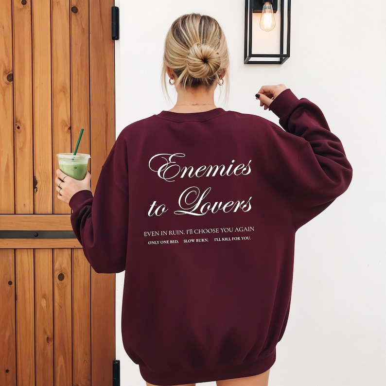Minimalistisch “Enemies to Lovers” tekstdesign op hoodie, sweatshirt of T-shirt voor romance readers. Perfect voor fans van de enemies-to-lovers trope en bookish fashion. Zacht, comfortabel en ideaal om te dragen tijdens het lezen. Stijlvol cadeau voor boekenliefhebbers.