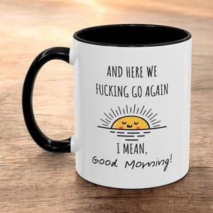 Lustige Tasse – „Here We F*cking Go Again, I Mean Good Morning“ – sarkastische Kaffeetasse für Kollegen – Morgenhumor-Geschenk für die Arbeit im Büro