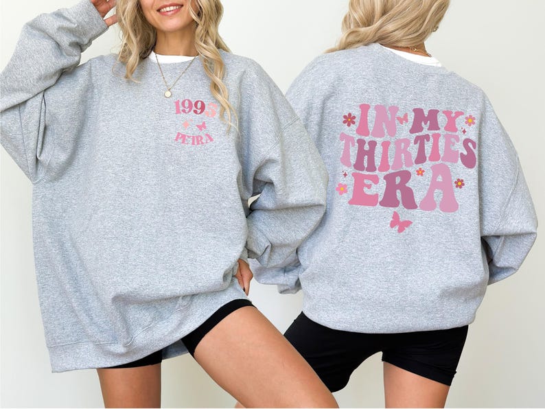 Retro ‘In My Thirties Era’ mok – perfect 30e verjaardagscadeau voor haar. Unieke keramische vintage mok uit 1995, grappig en stijlvol. Ideaal als verjaardagscadeau, milestone gift, voor vriendin, zus of collega. Geschikt voor koffie, thee of warme chocolademelk.