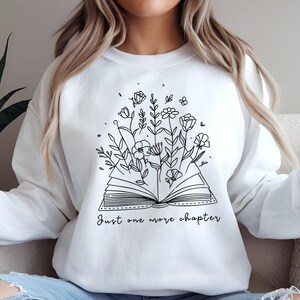 Boekenliefhebber sweatshirt met de tekst Just One More Chapter | Zacht en comfortabel | Perfect cadeau voor lezers | Beschikbaar in verschillende kleuren en maten