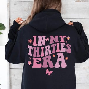 Retro ‘In My Thirties Era’ mok – perfect 30e verjaardagscadeau voor haar. Unieke keramische vintage mok uit 1995, grappig en stijlvol. Ideaal als verjaardagscadeau, milestone gift, voor vriendin, zus of collega. Geschikt voor koffie, thee of warme chocolademelk.