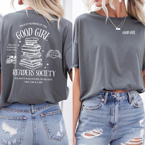 "Good Girl Society Readers" is hét t-shirt, sweatshirt of hoodie voor spicy book lovers en romance fans. Voor iedereen die smelt voor steamy scenes, morally grey book boyfriends en een goed verhaal. Zachte stof, comfy pasvorm en met liefde handgemaakt en bedrukt. Perfect voor BookTok queens & smut readers! 📚💖
