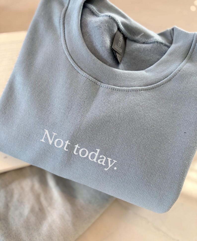 Grappige statement T-shirt met de tekst “Not today” in een minimalistisch en modern lettertype. Het ontwerp straalt humor, zelfverzekerdheid en duidelijke grenzen uit. Geschikt als casual outfit of comfy sweatshirtlook. Perfect als cadeau voor je vriendin of voor jezelf, voor iedereen die met een knipoog nee durft te zeggen. Tijdloos, stijlvol en makkelijk te combineren.