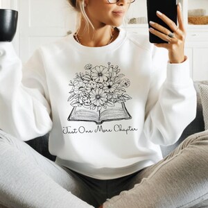 Boekenliefhebber sweatshirt met de tekst Just One More Chapter | Zacht en comfortabel | Perfect cadeau voor lezers | Beschikbaar in verschillende kleuren en maten