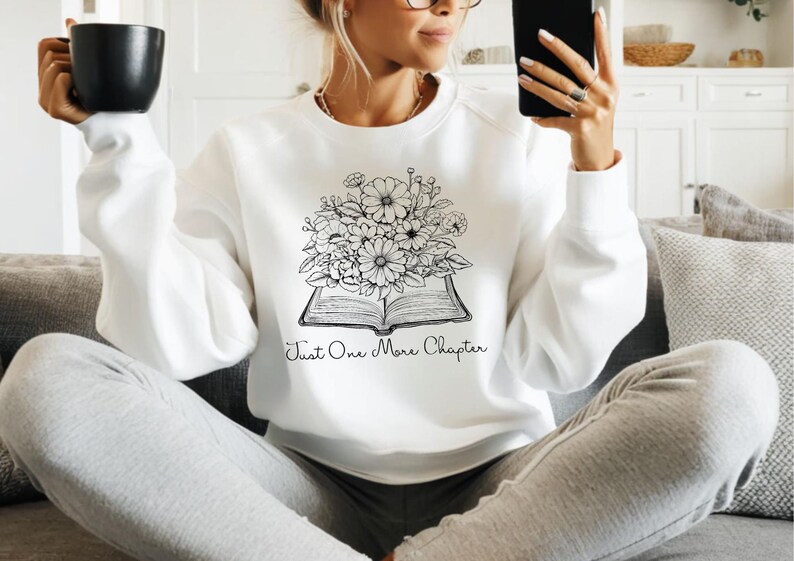 Boekenliefhebber sweatshirt met de tekst Just One More Chapter | Zacht en comfortabel | Perfect cadeau voor lezers | Beschikbaar in verschillende kleuren en maten