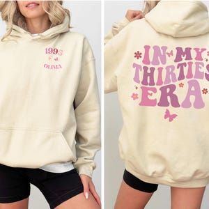 Retro ‘In My Thirties Era’ mok – perfect 30e verjaardagscadeau voor haar. Unieke keramische vintage mok uit 1995, grappig en stijlvol. Ideaal als verjaardagscadeau, milestone gift, voor vriendin, zus of collega. Geschikt voor koffie, thee of warme chocolademelk.