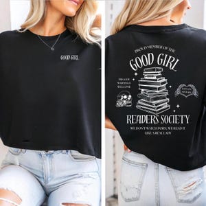 "Good Girl Society Readers" is hét t-shirt, sweatshirt of hoodie voor spicy book lovers en romance fans. Voor iedereen die smelt voor steamy scenes, morally grey book boyfriends en een goed verhaal. Zachte stof, comfy pasvorm en met liefde handgemaakt en bedrukt. Perfect voor BookTok queens & smut readers! 📚💖