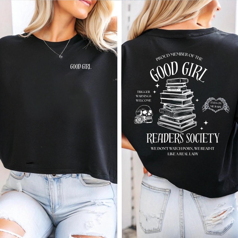 "Good Girl Society Readers" is hét t-shirt, sweatshirt of hoodie voor spicy book lovers en romance fans. Voor iedereen die smelt voor steamy scenes, morally grey book boyfriends en een goed verhaal. Zachte stof, comfy pasvorm en met liefde handgemaakt en bedrukt. Perfect voor BookTok queens & smut readers! 📚💖