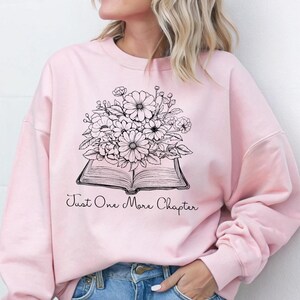 Boekenliefhebber sweatshirt met de tekst Just One More Chapter | Zacht en comfortabel | Perfect cadeau voor lezers | Beschikbaar in verschillende kleuren en maten