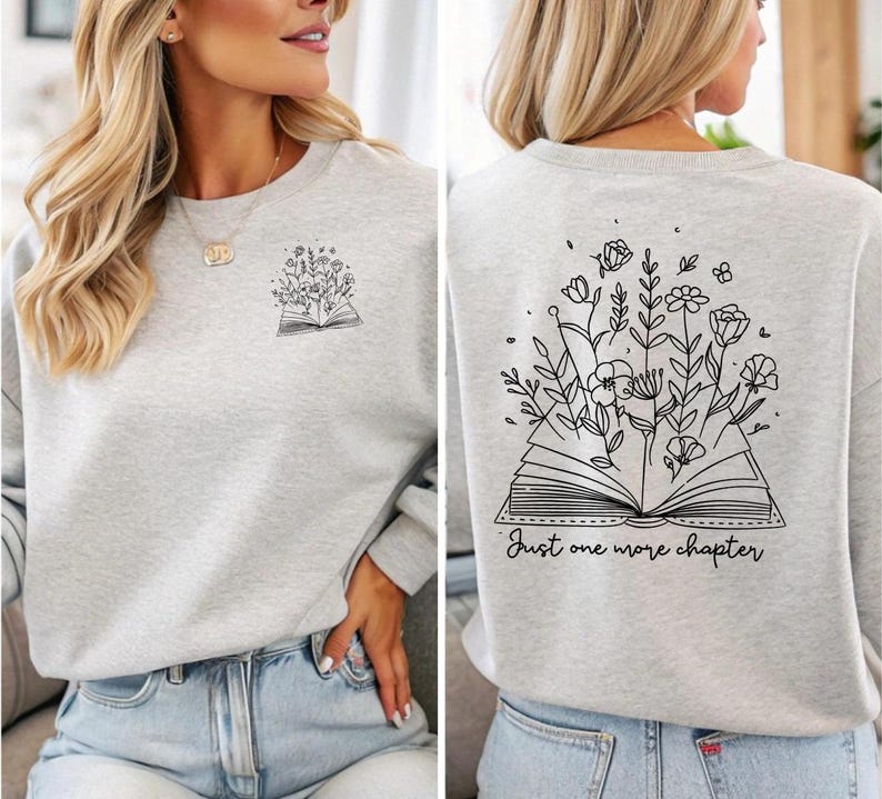Een must-have voor elke boekenliefhebber! Deze comfy sweatshirt heeft een opvallend design met de tekst Just One More Chapter, een open boek en sierlijke bloemen. Dubbelzijdig bedrukt en verkrijgbaar in verschillende kleuren, maten én als T-shirt of hoodie. Perfect om in weg te kruipen met je favoriete verhaal – of dat ene hoofdstuk dat je móet uitlezen. Ideaal als cadeau of om je eigen leesverslaving te vieren! 📚✨
