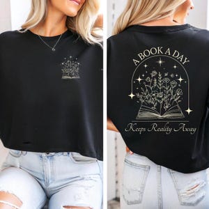 En bok om dagen-hoodie, boklig tröja, bokklubbhoodie, fantasyboksmerchandise, present till läsare, fantasyboksälskare, hoodie fram och bak