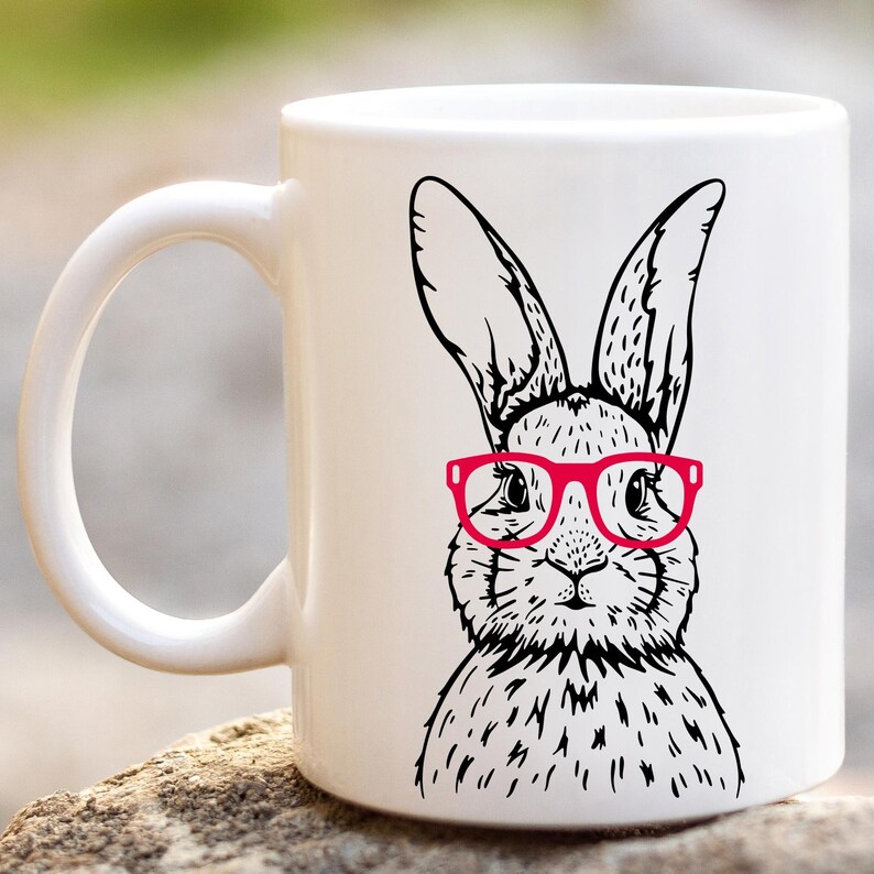 Geniet van je koffie of thee met deze schattige konijnenmok met bril! 🐰☕ Perfect voor dierenliefhebbers, kinderen en als leuk cadeau. De mok is met de hand bedrukt in mijn studio, waardoor elk exemplaar uniek is. Vaatwasser- en magnetronbestendig. Verkrijgbaar als mok alleen, mok + onderzetter of alleen de onderzetter. Ideaal voor Pasen, verjaardagen of gewoon als schattige toevoeging aan je servies!