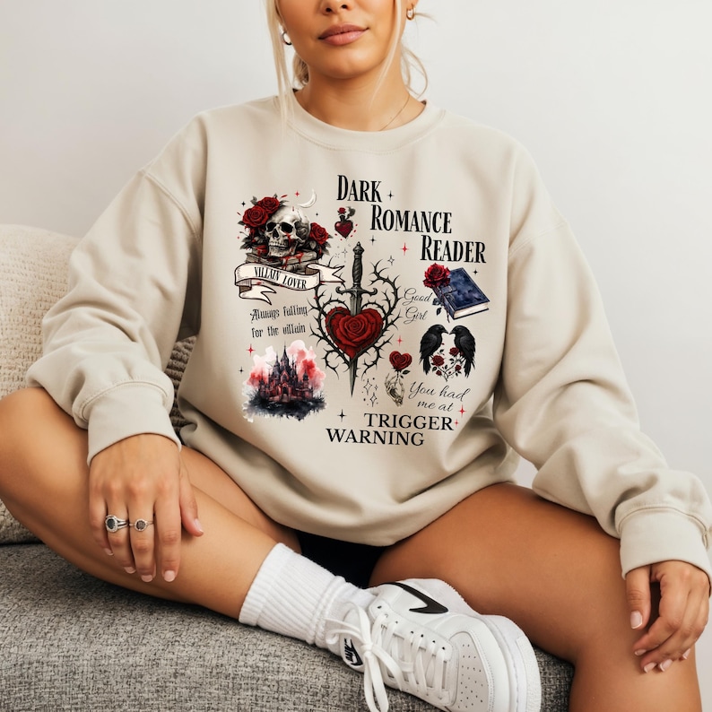 Minimalistisch “Dark Romance Reader” tekstdesign op hoodie, sweatshirt of T-shirt voor romance readers. Perfect voor fans van de enemies-to-lovers trope en bookish fashion. Zacht, comfortabel en ideaal om te dragen tijdens het lezen. Stijlvol cadeau voor boekenliefhebbers.