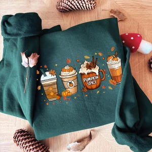 Zacht en comfortabel herfst sweatshirt met cozy design van koffie en pompoen. Perfect voor herfstliefhebbers, pumpkin spice fans en iedereen die houdt van knusse herfstoutfits. Ideaal als Halloween trui, casual herfstkleding of cadeau voor boekenliefhebbers en koffie drinkers tijdens het spooky season.