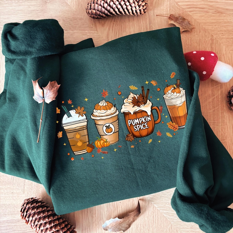 Zacht en comfortabel herfst sweatshirt met cozy design van koffie en pompoen. Perfect voor herfstliefhebbers, pumpkin spice fans en iedereen die houdt van knusse herfstoutfits. Ideaal als Halloween trui, casual herfstkleding of cadeau voor boekenliefhebbers en koffie drinkers tijdens het spooky season.