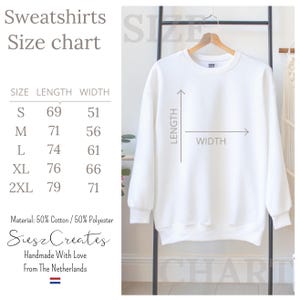 Minimalistisch “Enemies to Lovers” tekstdesign op hoodie, sweatshirt of T-shirt voor romance readers. Perfect voor fans van de enemies-to-lovers trope en bookish fashion. Zacht, comfortabel en ideaal om te dragen tijdens het lezen. Stijlvol cadeau voor boekenliefhebbers.