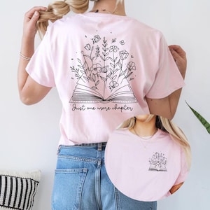 Een must-have voor elke boekenliefhebber! Deze comfy sweatshirt heeft een opvallend design met de tekst Just One More Chapter, een open boek en sierlijke bloemen. Dubbelzijdig bedrukt en verkrijgbaar in verschillende kleuren, maten én als T-shirt of hoodie. Perfect om in weg te kruipen met je favoriete verhaal – of dat ene hoofdstuk dat je móet uitlezen. Ideaal als cadeau of om je eigen leesverslaving te vieren! 📚✨