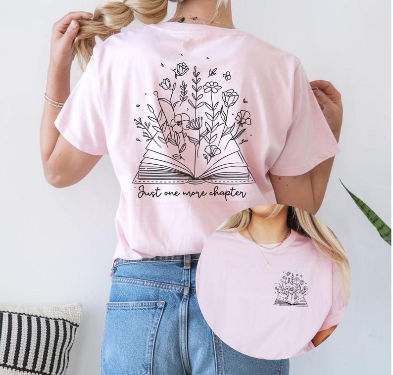 Een must-have voor elke boekenliefhebber! Deze comfy sweatshirt heeft een opvallend design met de tekst Just One More Chapter, een open boek en sierlijke bloemen. Dubbelzijdig bedrukt en verkrijgbaar in verschillende kleuren, maten én als T-shirt of hoodie. Perfect om in weg te kruipen met je favoriete verhaal – of dat ene hoofdstuk dat je móet uitlezen. Ideaal als cadeau of om je eigen leesverslaving te vieren! 📚✨