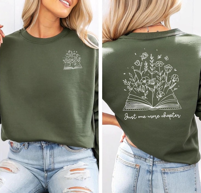 Een must-have voor elke boekenliefhebber! Deze comfy sweatshirt heeft een opvallend design met de tekst Just One More Chapter, een open boek en sierlijke bloemen. Dubbelzijdig bedrukt en verkrijgbaar in verschillende kleuren, maten én als T-shirt of hoodie. Perfect om in weg te kruipen met je favoriete verhaal – of dat ene hoofdstuk dat je móet uitlezen. Ideaal als cadeau of om je eigen leesverslaving te vieren! 📚✨