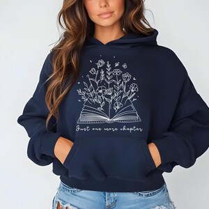 Boekenliefhebber sweatshirt met de tekst Just One More Chapter | Zacht en comfortabel | Perfect cadeau voor lezers | Beschikbaar in verschillende kleuren en maten